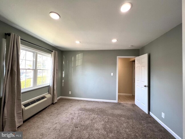 Building Photo - 108 N Baylor Dr