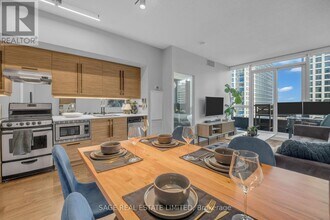 Building Photo - 320 Richmond St E