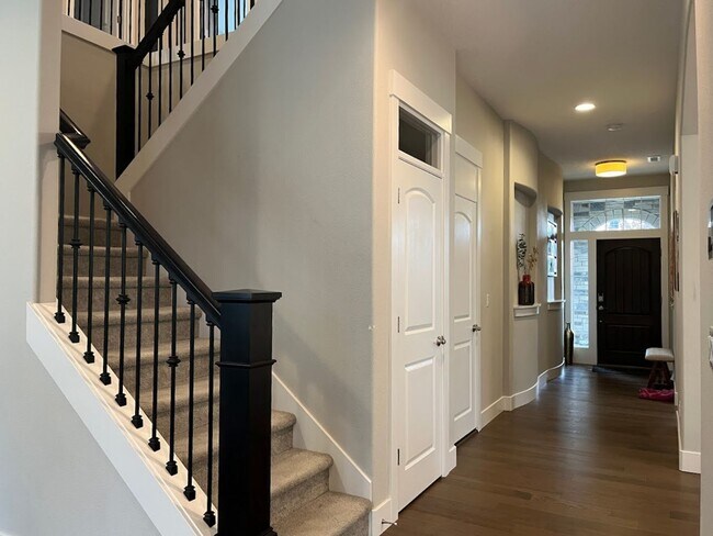 Foto del edificio - Fabulous 5 BD* 3 BA* + LARGE Bonus Room* S...