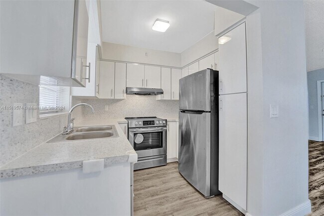 Building Photo - 5300 Hollywood Blvd