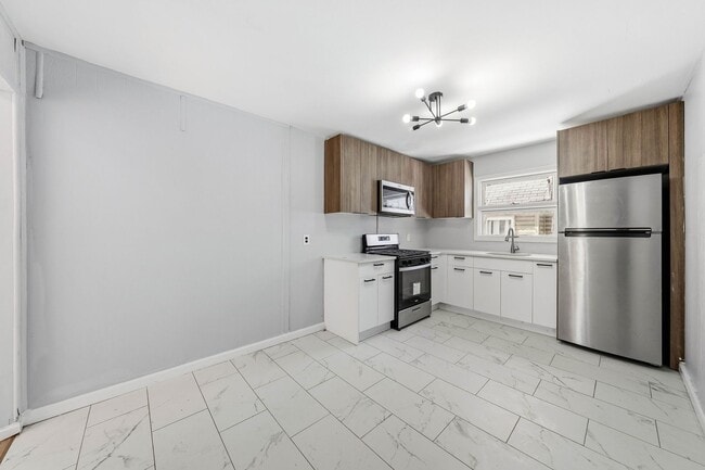 Building Photo - Huge House With Oversized Bedrooms!