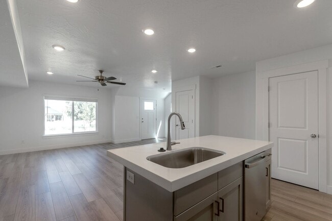 Building Photo - BRAND NEW - 3BD/2.5BTH/2GAR - SPANISH FORK