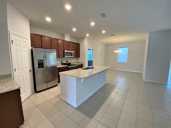 Building Photo - 3/2 Leesburg Home with large yard
