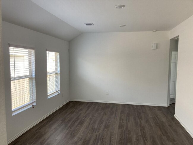 Building Photo - 843 Deerhurst Ln