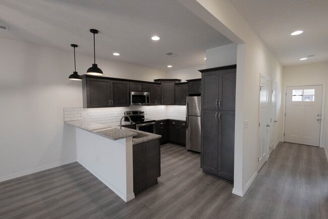 Building Photo - NEW LUXURY 2 BED 2 BATH 1 CAR GARAGE DUPLE...