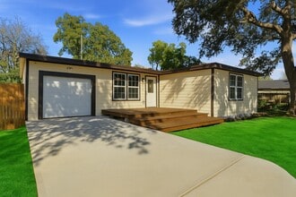 Building Photo - 2614 28th Ave N