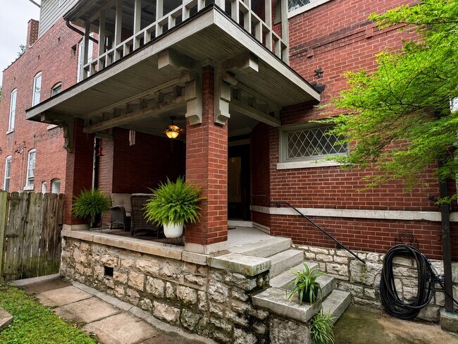 Foto del edificio - 6110 Waterman Blvd