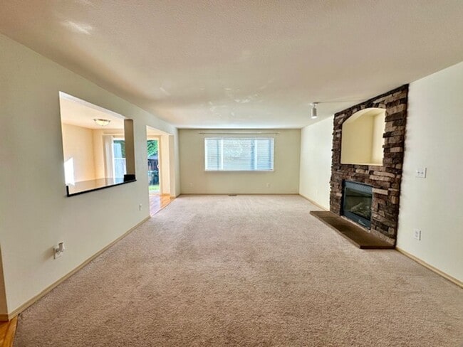 Building Photo - Roomy 4-Bedroom Home in Quiet Panther Lake Location