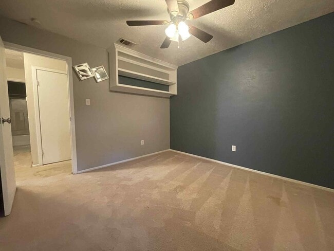 Building Photo - 447 El Toro Ln