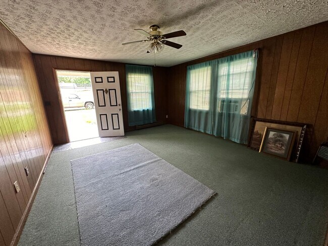 Building Photo - Apartment located in Evington close to 29 ...