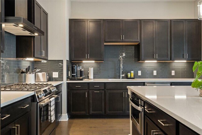 Foto del edificio - 4501 Jackson Ave