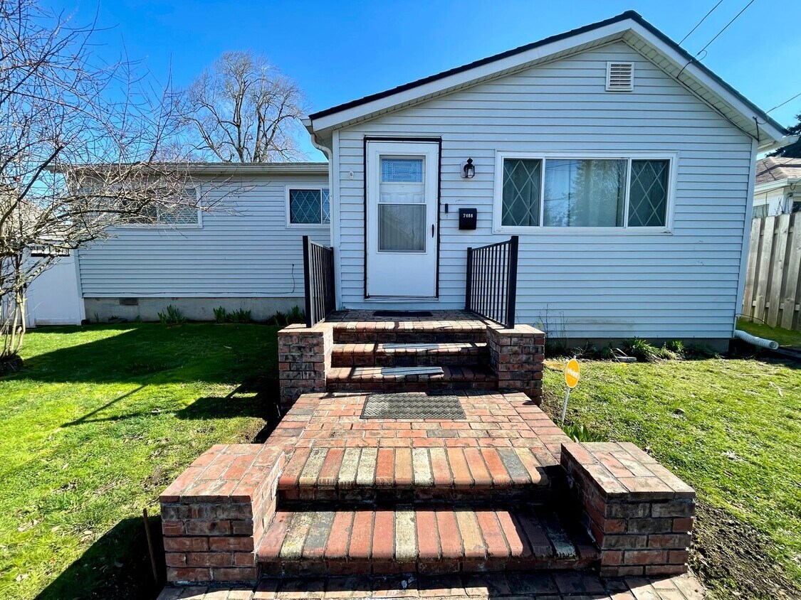 Primary Photo - Bright and Beautiful 3 Bed 1 Bath House -N...