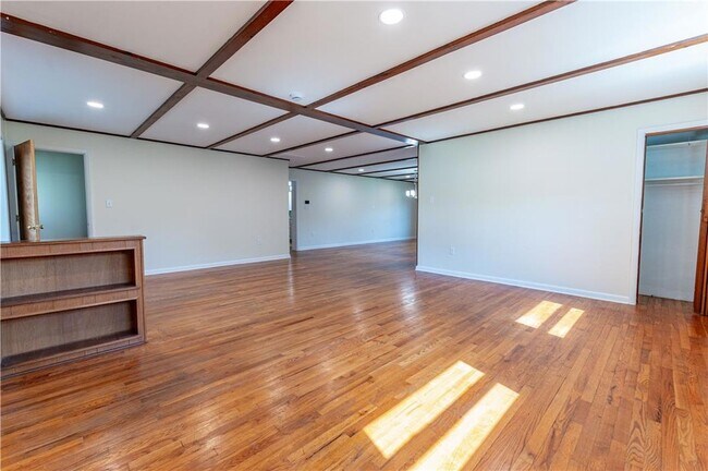 Foto del edificio - 6350 Robin Ln