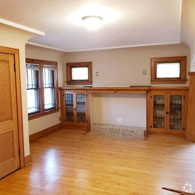 Building Photo - 3360 S Kinnickinnic Ave