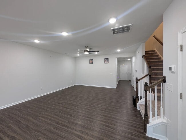 Foto del edificio - Room in Townhome on Regal Dr