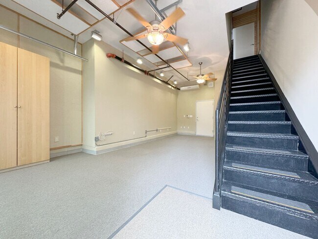 Foto del edificio - Live & Work Industrial Art Loft with Two C...