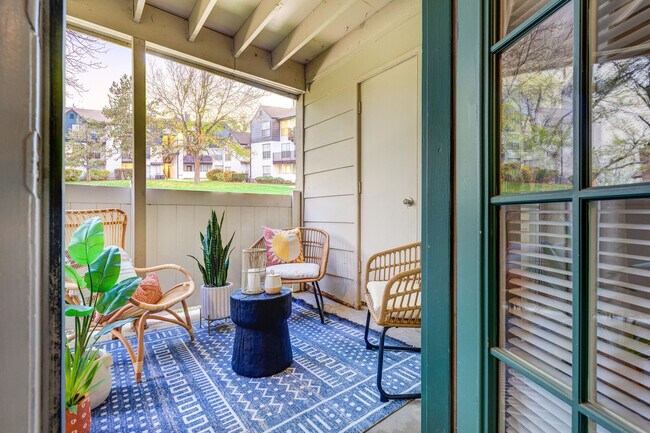 Apartamentos Riverbend — foto de la comunidad - Riverbend