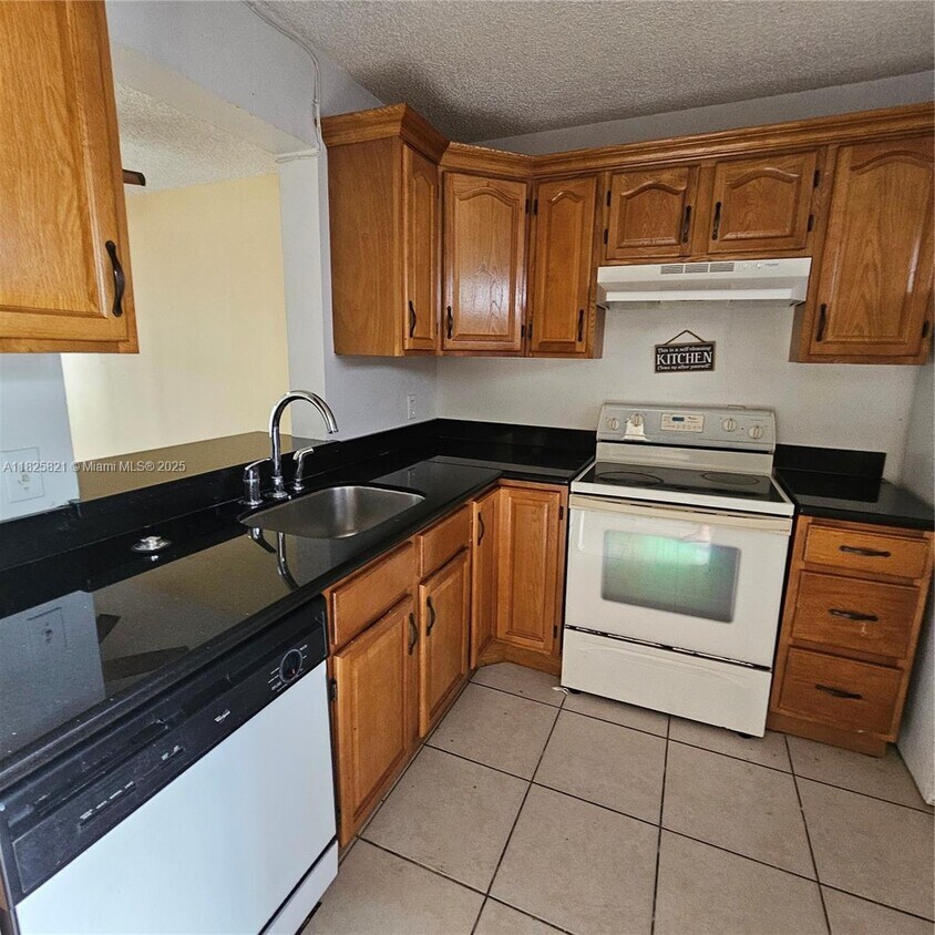 Foto del edificio - 8700 N Sherman Cir
