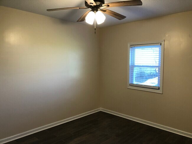 Los dormitorios 1 y 2 tienen pisos de porcelanato nuevos, persianas tipo plantación, estantes ajustables y ventiladores. - 357 E Main St