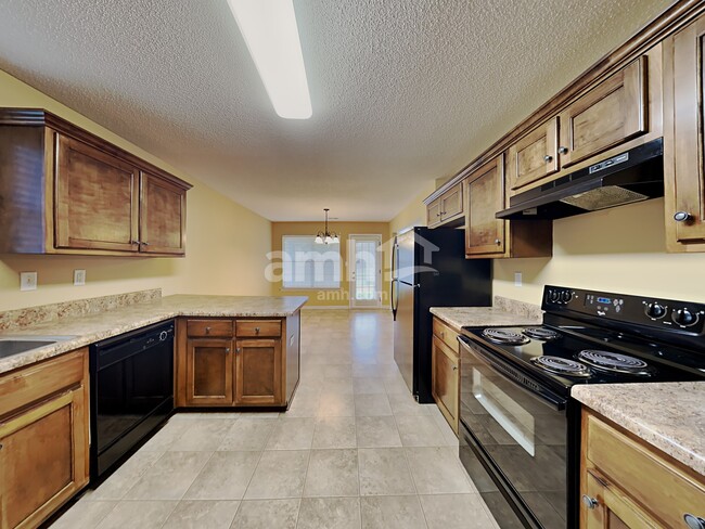 Building Photo - 3233 Peachtree Dr