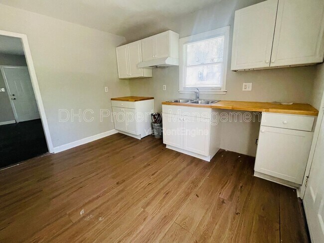 Foto del edificio - 3210 Delowe Dr