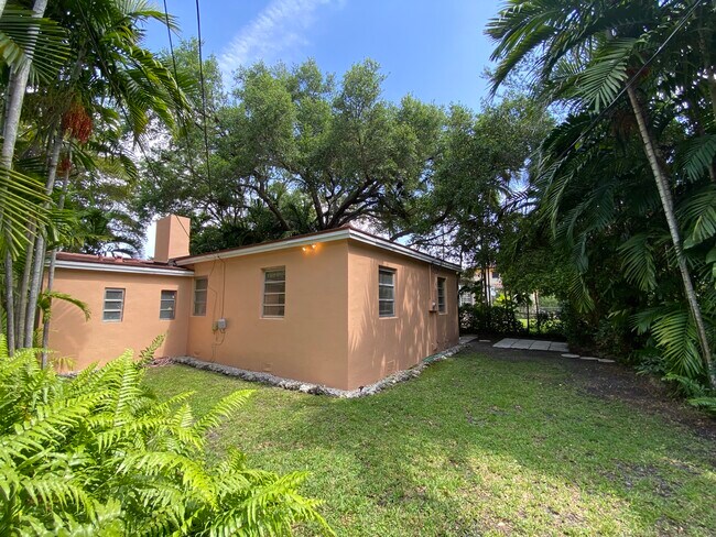 Huge, Private Back Yard - 732 Mendoza Ave