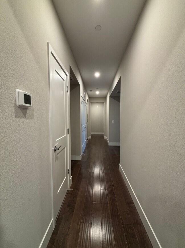 Foto del edificio - Modern 3-Bedroom Condo with Premium Amenities - Available Now!