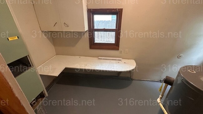 Building Photo - $1195 - 3 bed 1.5 bath - Single Family Home