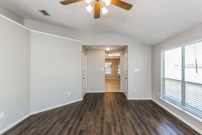 Foto del edificio - 10501 Shadywood Dr