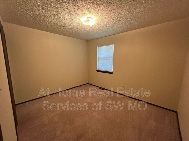 Foto del edificio - 927 N Main St