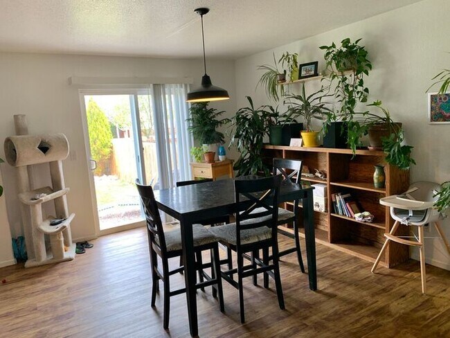Foto del edificio - 3 Bedroom 2.5 Bath Townhouse w/ 2-Car Garage!