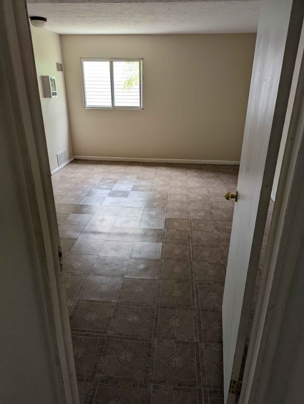 Building Photo - 106 E 1st S