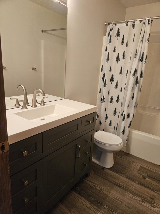 2nd Full bath - 5238 Emalene Rd