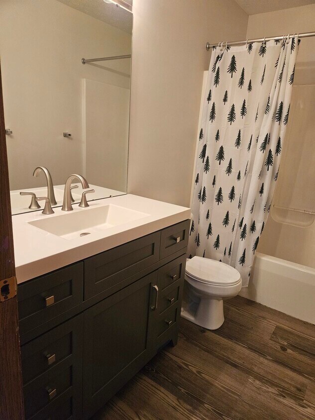 Segundo baño completo - 5238 Emalene Rd
