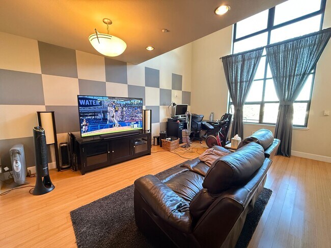 Foto del edificio - 1765 E Bayshore Rd