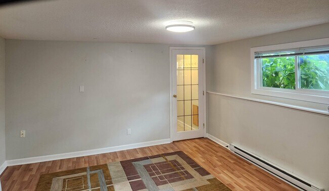 Salon avec porte-fenêtre donnant sur le hall avec salle de bains et cuisine - 4104 Delmar Av