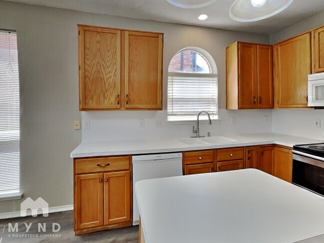 Building Photo - 2218 Red Maple Rd