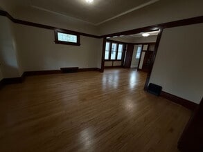 Building Photo - 1005 S 58th St