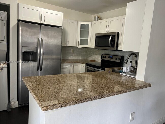 Building Photo - 10221 Fontainebleau Blvd