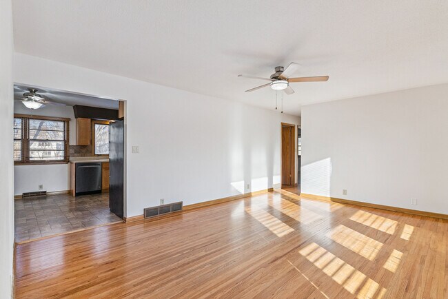 Building Photo - 3032 W 9th St