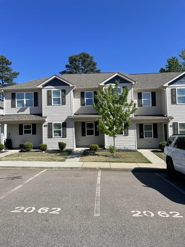 Foto del edificio - 2062 Wiggins Village Dr