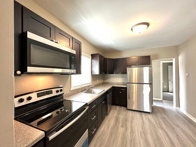 Foto del edificio - AVAILABLE JUNE - 5 Bed, 2 Bath Newly Renovated Home