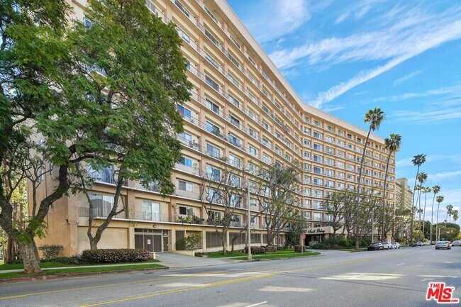 Foto del edificio - 100 S Doheny Dr