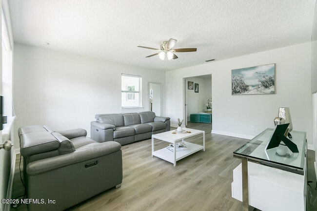 Foto del edificio - 6221 Ashwood Ln