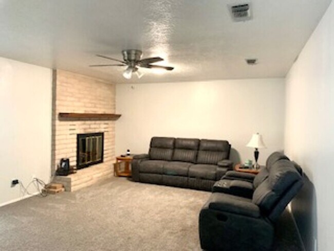 Foto del edificio - Beautiful  3 bedroom, 2 bath home with 2 c...