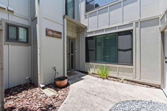 Foto del edificio - MOVE IN SPECIAL!!!  3/2.5 Townhome in The ...