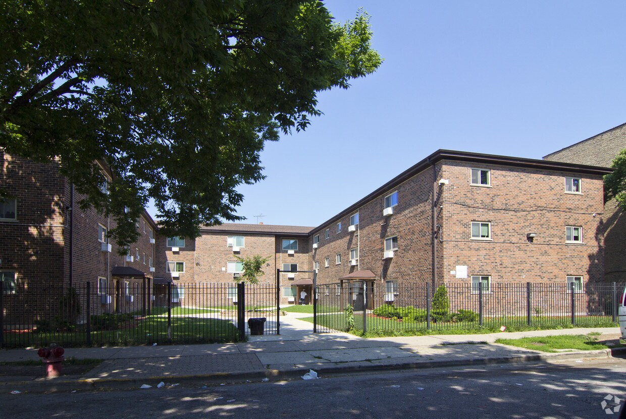 Primary Photo - 6826 S Perry Ave