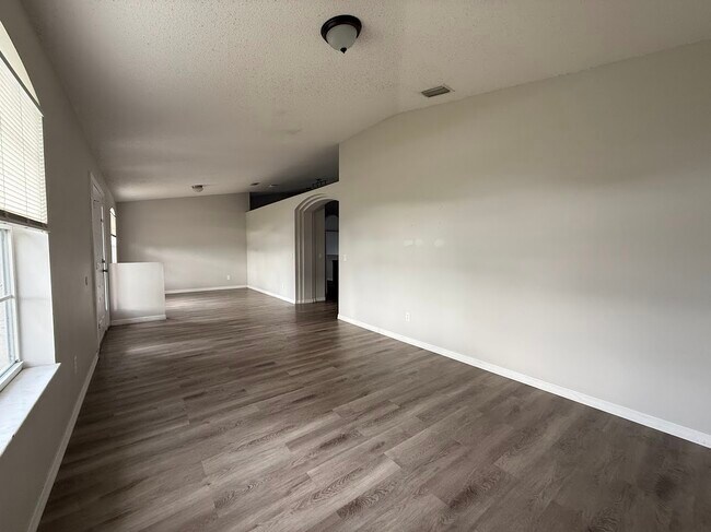 Foto del edificio - 548 SW Undallo Rd