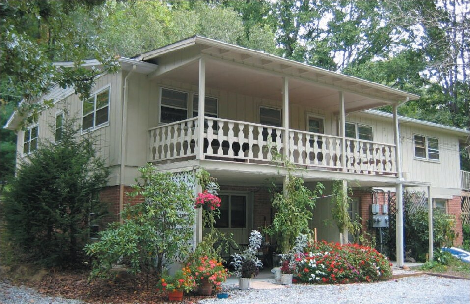 Primary Photo - 121 Lyndhurst