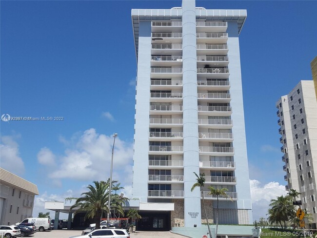 Foto del edificio - 5838 Collins Ave